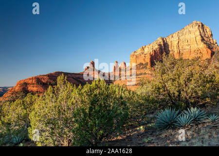 Le formazioni rocciose su Wilson Mountain Trail, Coconino National Forest, vicino a Sedona in Arizona, Stati Uniti d'America Foto Stock