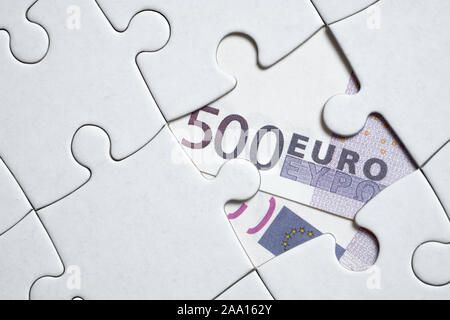 Immagine di una cinquecento euro nota da un puzzle di bianco. Close up. Foto Stock