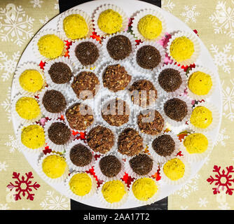 Fatto in casa le sfere di cioccolato tratta Foto Stock