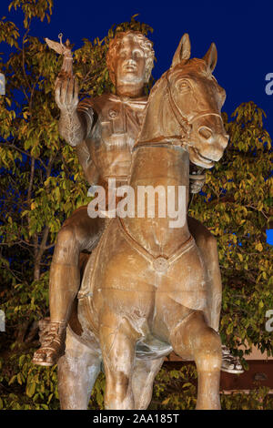 Monumento equestre di Alessandro il Grande (356 A.C. - 323 a.C.) tenendo la dea Nike (Vittoria) nella sua mano nella Pella (Macedonia), Grecia Foto Stock