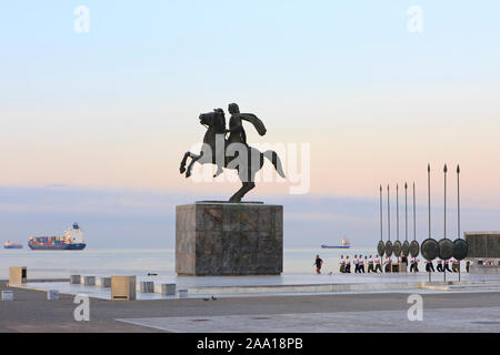 Marina greca marinai jogging superato il monumento ad Alessandro il Grande (356 A.C. - 323 a.C.) all'alba di Salonicco (Macedonia), Grecia Foto Stock
