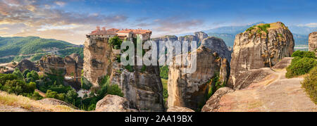 Meteora medievale monastero di Varlaam sulla sommità di un pilastro di roccia in Meteora montagne, Tessaglia, Grecia. Panorama al tramonto. Foto Stock