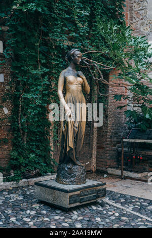 Verona, Italia - 6 Agosto 2019: turisti scatta foto con la statua di bronzo di Guilietta, da Romeo e juiliet Foto Stock