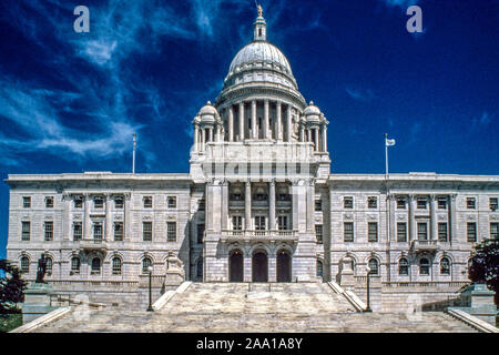 La Rhode Island State House è la capitale dello stato di Rhode Island, situato al confine del centro cittadino e Smith sezioni Colle della Provvidenza. Si tratta di un edificio neoclassico che ospita il Rhode Island Assemblea Generale e gli uffici del governatore, luogotenente governatore, segretario di stato e tesoriere generale del Rhode Island. Capitol. Sulla sommità della cupola è un oro-coperto statua in bronzo del uomo indipendente, originariamente denominato "speranza". Foto Stock