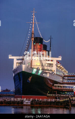 Ora un hotel e un'attrazione turistica, la ocean liner R.M.S. Queen Mary è ormeggiata permanentemente a Long Beach, CA. Foto Stock