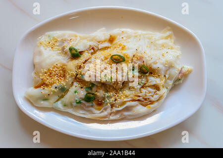 Vista superiore tradizionale cibo cantonese di cheong fun Riso o Noodle panini con salsa di soia Foto Stock