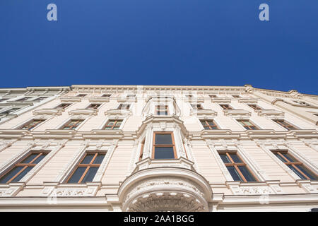 Tipica facciata austro-ungarico di un appartamento in stile barocco edificio residenziale in una strada di Innere Stadt, la parte interna della città di Vienna, Austria, nel 1s Foto Stock