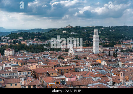 Vista superiore del mattone rosso dello skyline della città dalla Torre dei Lamberti torre in Verona, Italia Foto Stock