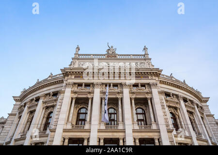 La facciata principale del Burgtheater teatro nel centro della città di Vienna, Austria, con il suo tipico stile barocco ungherese Austro facciata. Si tratta di uno dei principali Foto Stock