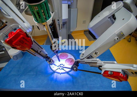 Un Da Vinci robot chirurgico pratiche di chirurgia complessa utilizzando una minimamente invasivo in avvicinamento controllato da un chirurgo da una console in una dimostrazione presso un Orange, CA, ospedale. Foto Stock