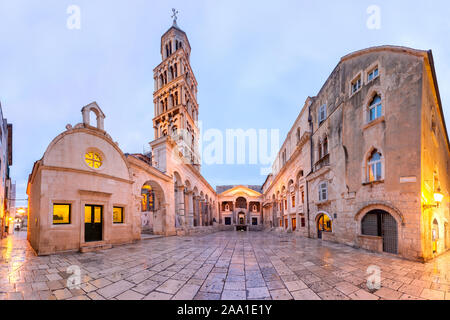 Vista panoramica di San Domnio cattedrale in palazzo Diocleziano nella Città Vecchia di Spalato, la seconda città più grande della Croazia al mattino Foto Stock