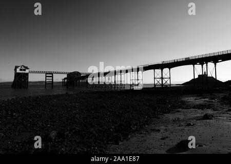 Il Mumbles Pier e Swansea Bay a bassa marea in buona calma inverno meteo in una giornata di sole in bianco e nero in bianco e nero Foto Stock