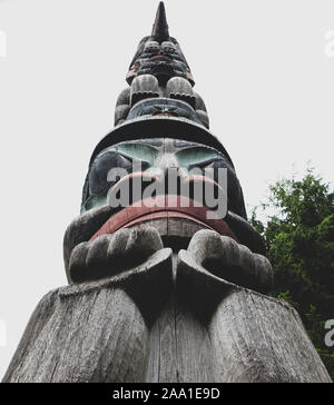 Scolpiti totem pole Foto Stock