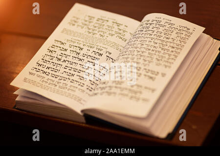 La Torah di scorrimento è il più sacro libro in seno al giudaismo, ebraica pregando libro sul tavolo Foto Stock