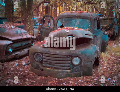 Rosso infrarosso falso colore fotografia del vecchio arrugginito carrello a una vecchia auto città bianca in Georgia Foto Stock