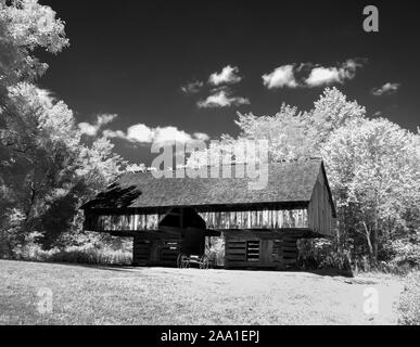 Rosso a infrarossi falso B&W la fotografia del fienile a sbalzo a Brierley Hill House di Cades Cove nel Parco Nazionale di Great Smoky Mountains Tennessee Foto Stock