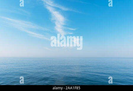 Crociera in barca sul mare lasciando sulla scia di una brillante giornata di sole. Bel cielo azzurro con luce nuvole bianche. Foto Stock