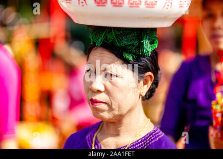 Un Senior donna di minoranza in occasione dell'annuale Grotta Pindaya Festival, Pindaya, Stato Shan, Myanmar. Foto Stock