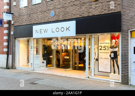 Nuovo look segno aziendale in Dorchester nel Dorset, Regno Unito. Credito Foto: Graham Hunt/Alamy Foto Stock