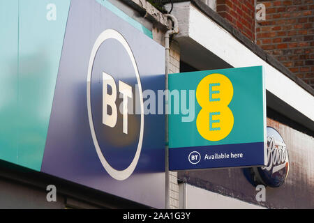 EE e BT phone shop segno aziendale in Dorchester nel Dorset, Regno Unito. Credito Foto: Graham Hunt/Alamy Foto Stock