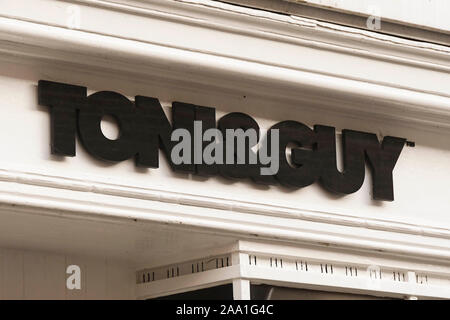 TONI&GUY segno aziendale in Dorchester nel Dorset, Regno Unito. Credito Foto: Graham Hunt/Alamy Foto Stock