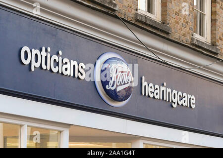 Boots Opticians segno aziendale in Dorchester nel Dorset, Regno Unito. Credito Foto: Graham Hunt/Alamy Foto Stock