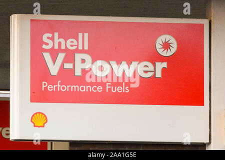 Shell V-prestazioni di potenza combustibili segno aziendale in Dorchester nel Dorset, Regno Unito. Credito Foto: Graham Hunt/Alamy Foto Stock