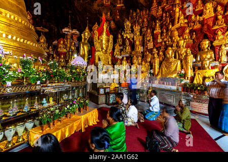 Persone in preghiera presso le grotte di Pindaya (Shwe Oo Min Pagoda) Pindaya, Stato Shan, Myanmar. Foto Stock