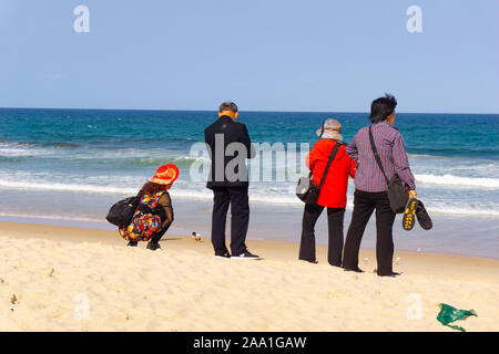 Surfers Paradise, Australia - 17 novembre 2019; Gruppo di turisti arrivano a Surfers Paradise spiaggia principale per la visualizzazione e la fotografia. Foto Stock