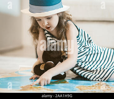 Poco ragazza seduta sulle barre di scimmia Foto stock - Alamy