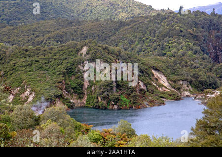 Padella lago a Valle Vulcanica di Waimangu Foto Stock