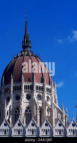 Le case del parlamento a Budapest la città capitale di Ungheria. I cittadini dell UE sono gratuiti ma hanno ancora andare a gate 10 per ottenere il biglietto Foto Stock