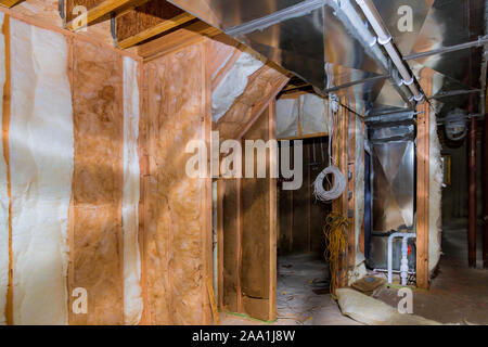 Isolamento termico con casa sito in costruzione seminterrato pareti della nuova casa in costruzione Foto Stock