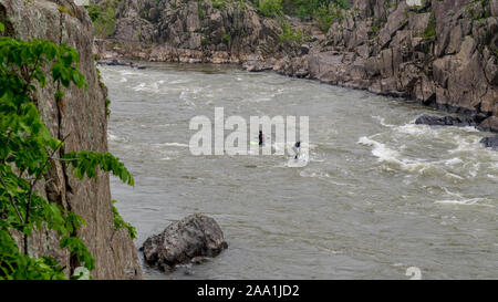 Due uomini in kayak paddlying sul fiume a Great Falls National Park, Virginia Foto Stock