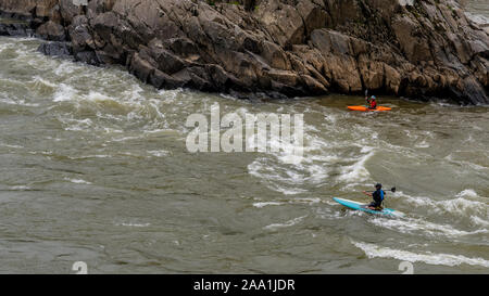 Due uomini in kayak paddlying sul fiume a Great Falls National Park, Virginia Foto Stock