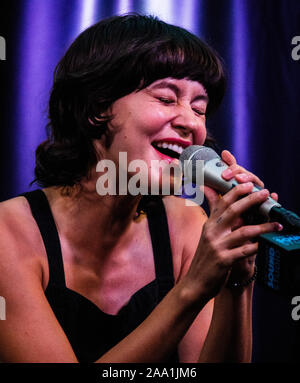 BALA CYNWYD, PA, Stati Uniti d'America - 19 agosto 2019: American Singer-Songwriter Meg Myers visita Radio 104.5's teatro delle prestazioni. Foto Stock