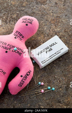 Pink Voodoo Doll con libri del voodoo spine o aghi Foto Stock