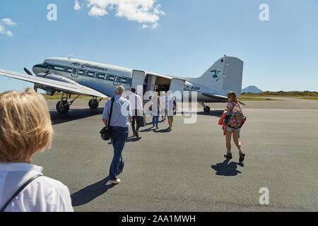 DC-3 presso l'aeroporto di imbarco di passeggeri Foto Stock