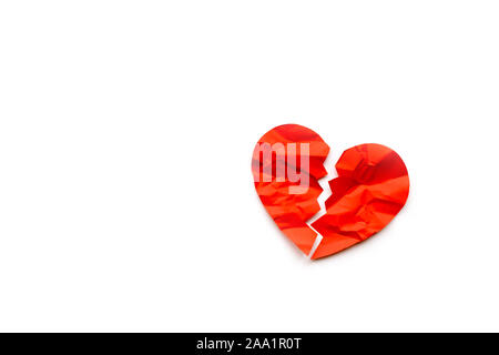 Carta rossa cuore spezzato su sfondo bianco Foto Stock