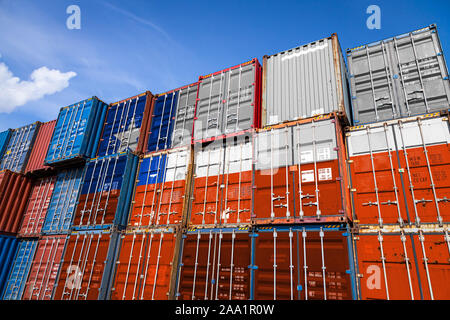 La bandiera nazionale del Cile su un numero elevato di contenitori in metallo per lo stoccaggio di merci accatastate in righe sulla parte superiore di ogni altro. Il concepimento di ammasso di buona Foto Stock