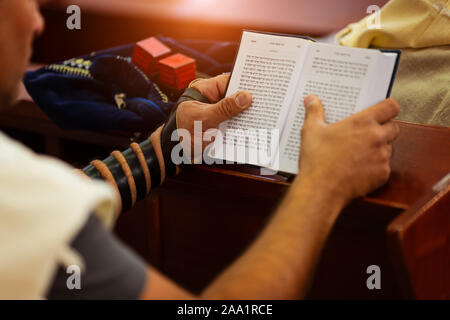 Uomo ebraico mani un libro di preghiera Foto Stock