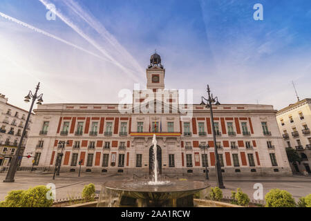 Madrid Spagna, skyline della città a Puerta del Sol e la Torre dell'orologio di Porta del Sole Foto Stock