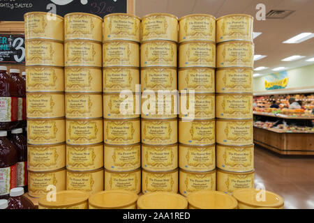 Una visualizzazione impilata di lattine di Virginia peanuts all'interno di Trader Joe's mercato, Wichita, Kansas, Stati Uniti d'America. Foto Stock