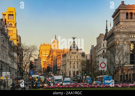 Madrid, Spagna - 12 Aprile 2019: Madrid Spagna skyline della città alla famosa Gran Via via dello shopping Foto Stock