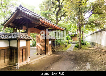 Casa Tradizionale Giapponese cancello sul piccolo vicolo di Tokyo Foto Stock