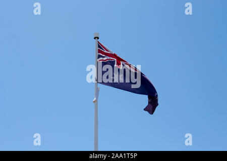 La bandiera di Australia è un rovinato Blue Ensign, un campo blu con un Union Jack nel cantone e un grande bianco sette punte stella del Commonwealth. Foto Stock