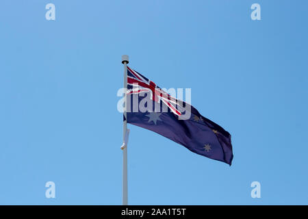 La bandiera di Australia è un rovinato Blue Ensign, un campo blu con un Union Jack nel cantone e un grande bianco sette punte stella del Commonwealth. Foto Stock