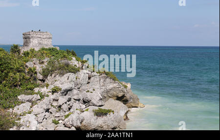 Rovine Maya presso la città di Tulum vicino a Cancun, Messico nello stato di Quintana Roo riempito con storia, edifici di pietra calcarea, la vegetazione e la fauna selvatica Foto Stock