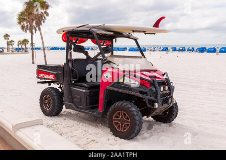 Un veicolo fuoristrada utilizzato dai bagnini sulla spiaggia con una tavola da surf fissato alla sommità di esso, Clearwater Beach, Florida, Stati Uniti d'America Foto Stock