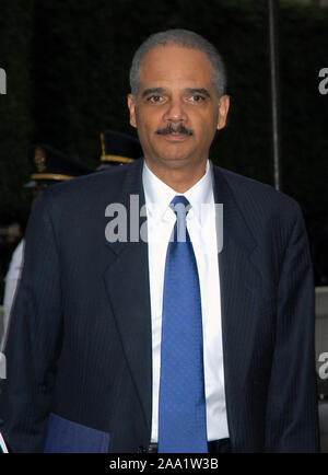 Washington DC. Stati Uniti d'America, 13 maggio 2010 Stati Uniti Attorney General Eric Holder arriva presso la Polizia Nazionale settimana memorial a lume di candela. Credito: Mark Reinstein / MediaPunch Foto Stock